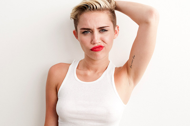 Miley Cyrus ci regala il video di “Lighter”