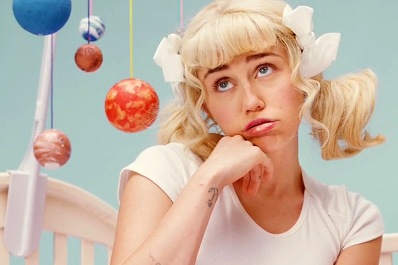 “BB Talk” è il nuovo video di Miley Cyrus