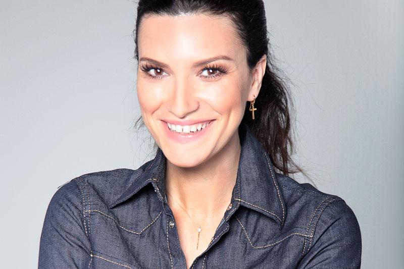 Laura Pausini: Il video di “E’ a lei che devo l’amore”