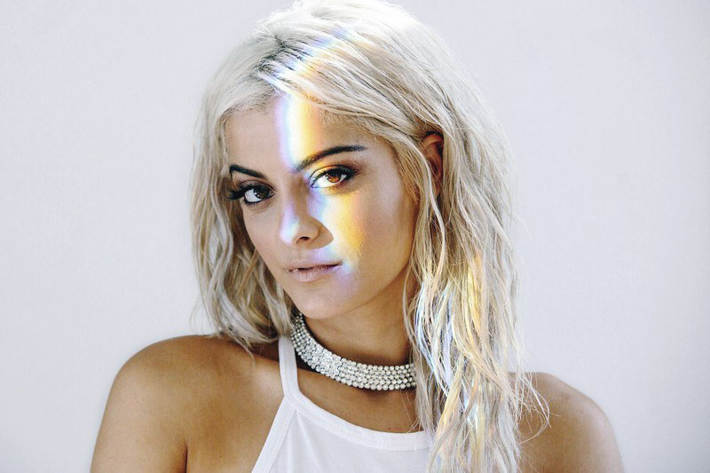 Bebe Rexha: online il video di “No Broken Hearts” ft. Nicki Minaj