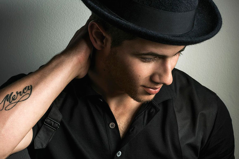 Nick Jonas online con il nuovo video “Chainsaw”