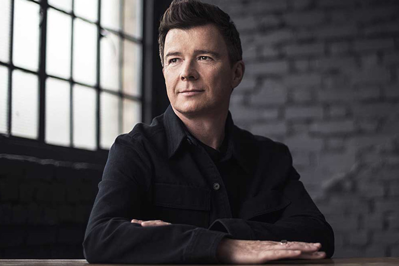 Rick Astley: il video del nuovo singolo “Keep Singing”