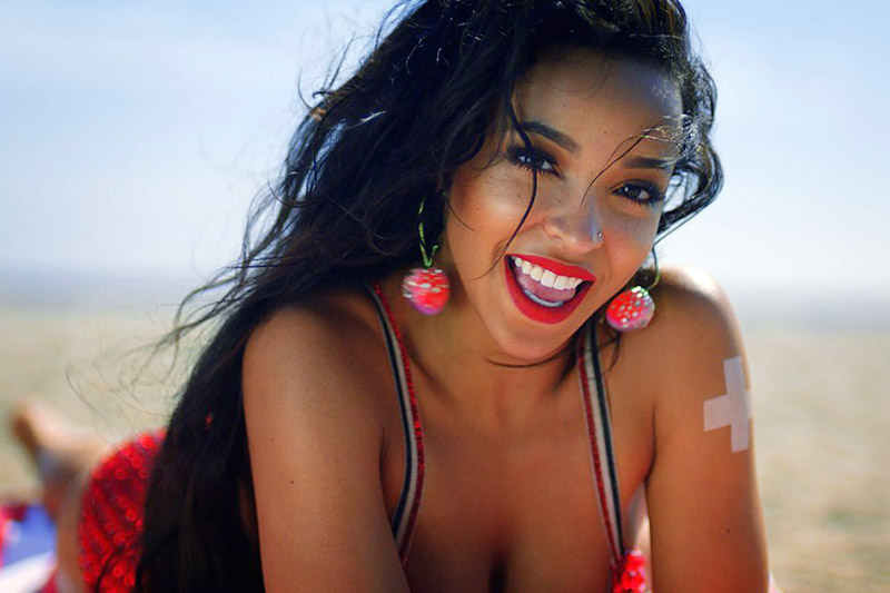 Online “Superlove” il nuovo video stile Baywatch di Tinashe