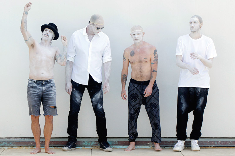 I Red Hot Chili Peppers pubblicano il video di “Go Robot”