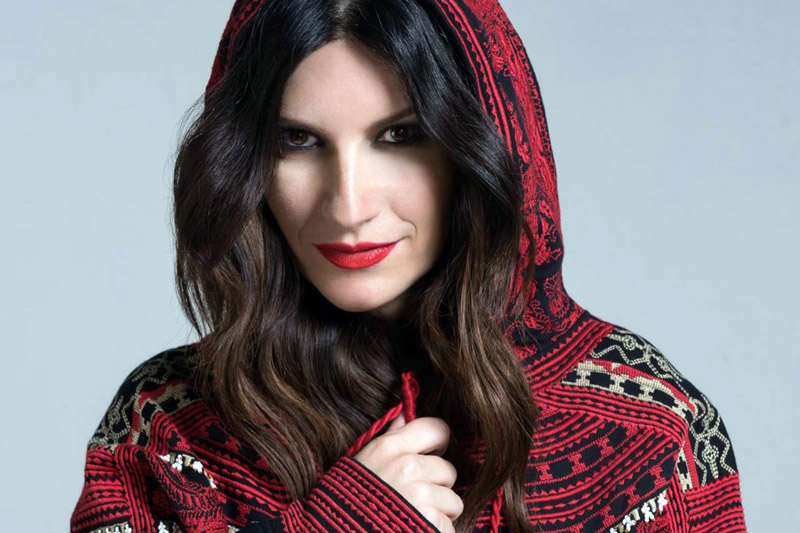 Laura Pausini: è arrivato Natale nel video “Santa Claus Is Coming To Town”