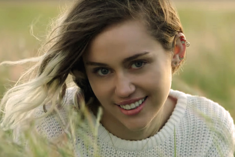 Miley Cyrus “Renewed” nel video di “Malibu”
