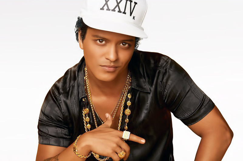 Bruno Mars online con il video di “Versace On The Floor”