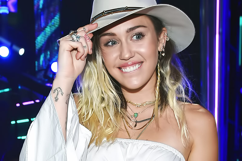 Miley Cyrus pubblica il video del nuovo singolo “Younger Now”