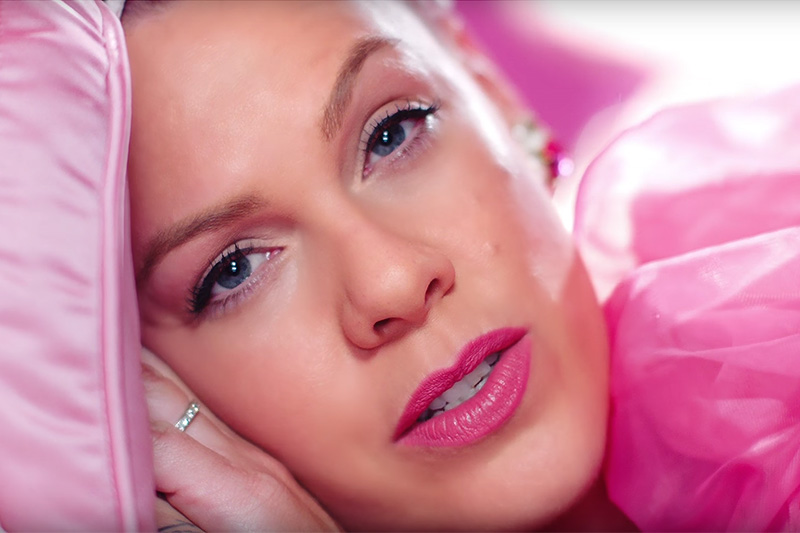 P!nk sempre più rosa nel video di “Beautiful Trauma”