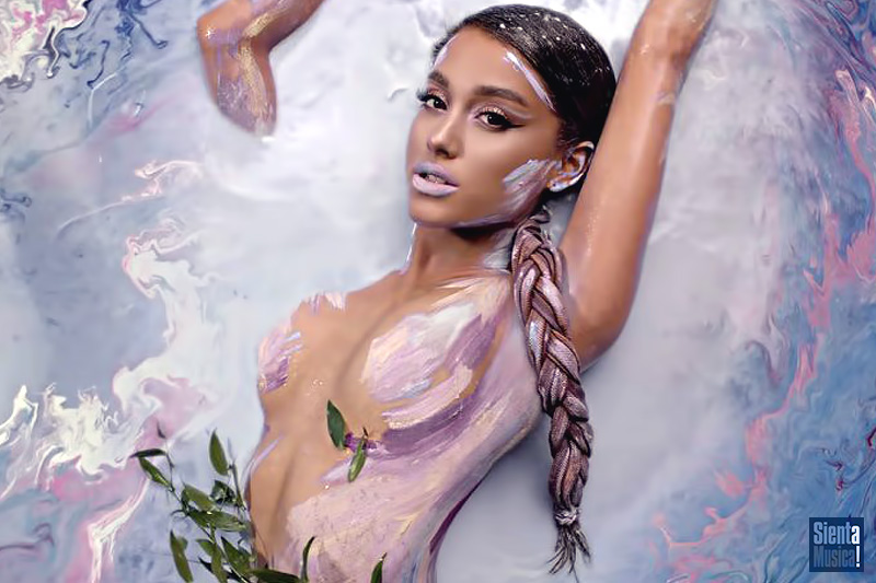 Ariana Grande online con il nuovo video “God Is A Woman”