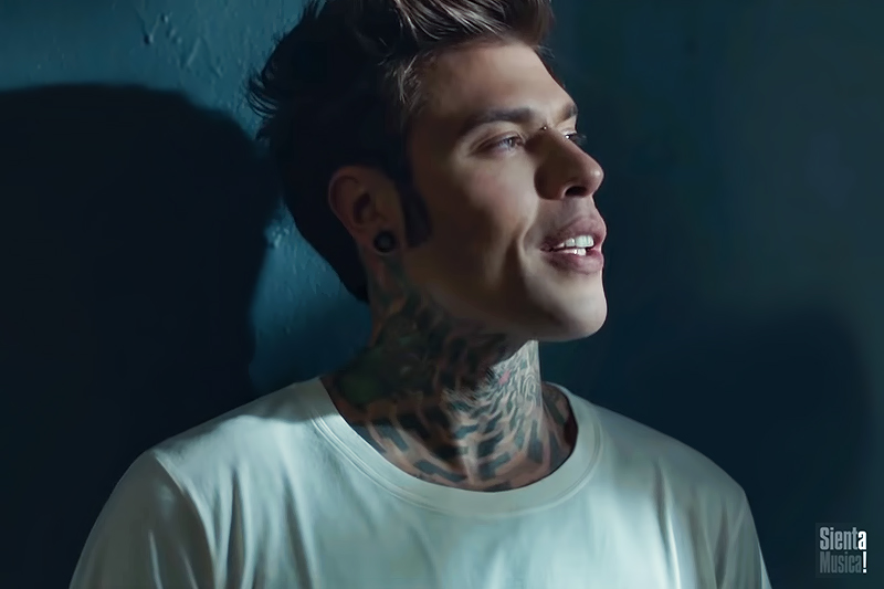 Fedez e Famiglia nel video di “Prima Di Ogni Cosa”