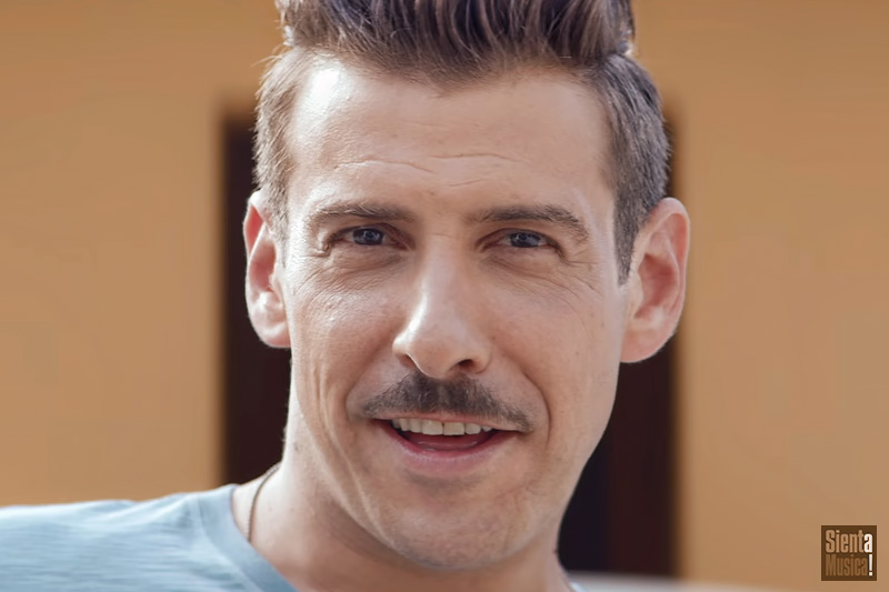 Francesco Gabbani è fuori con “Il Sudore Ci Appiccica”